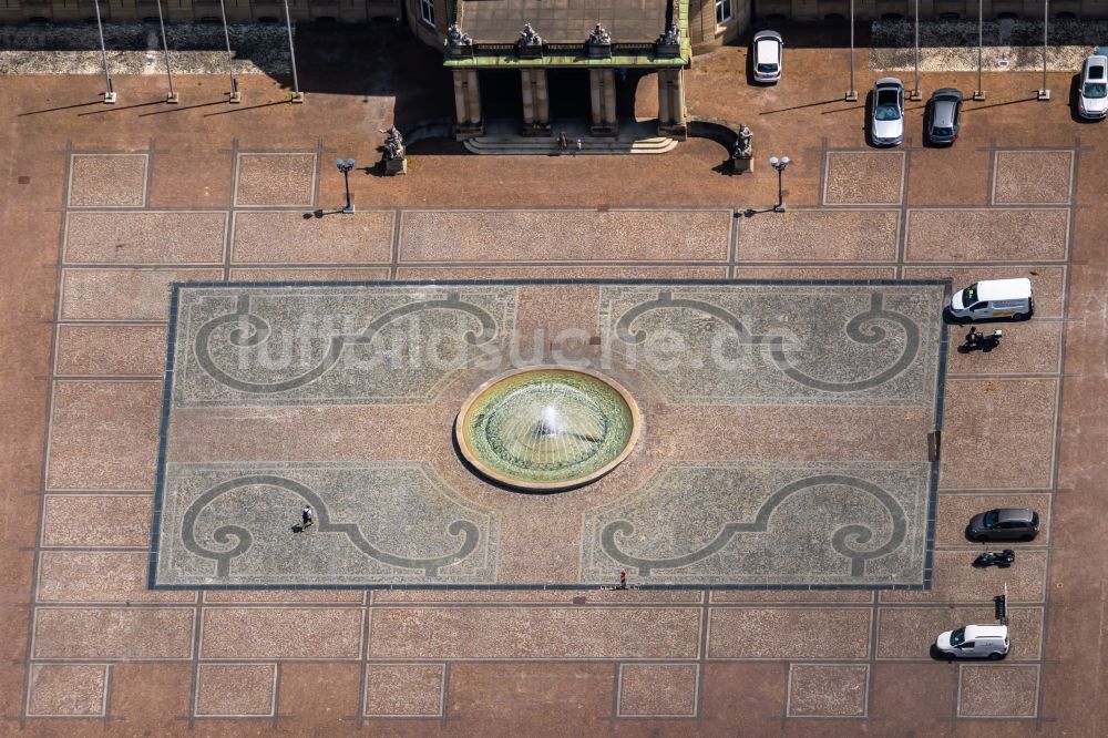 Stuttgart von oben - Wasserspiele- Brunnen am Palais des Neues Schloss in Stuttgart im Bundesland Baden-Württemberg, Deutschland