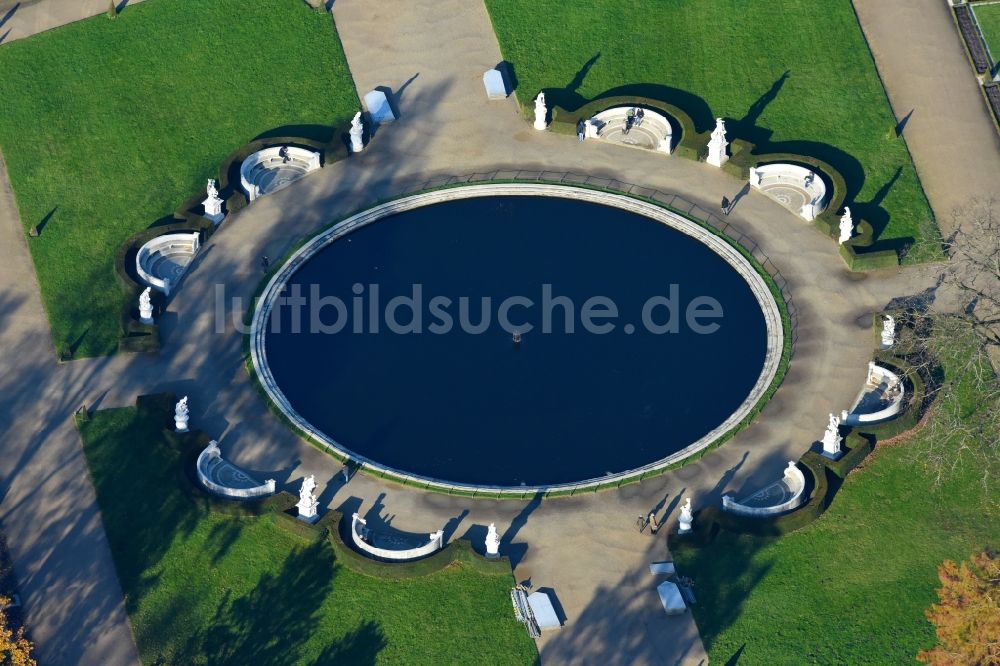 Potsdam von oben - Wasserspiele- Brunnen auf dem Park- Gelände des Schloß Sanssouci im Ortsteil Westliche Vorstadt in Potsdam im Bundesland Brandenburg, Deutschland