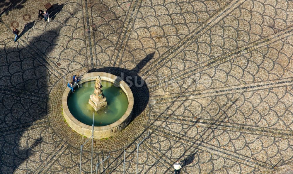 Luftaufnahme Brilon - Wasserspiele- Brunnen auf dem Platz Am Markt in Brilon im Bundesland Nordrhein-Westfalen