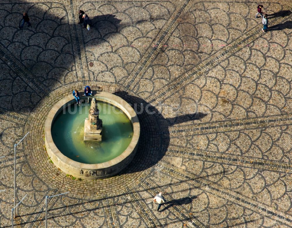 Brilon von oben - Wasserspiele- Brunnen auf dem Platz Am Markt in Brilon im Bundesland Nordrhein-Westfalen