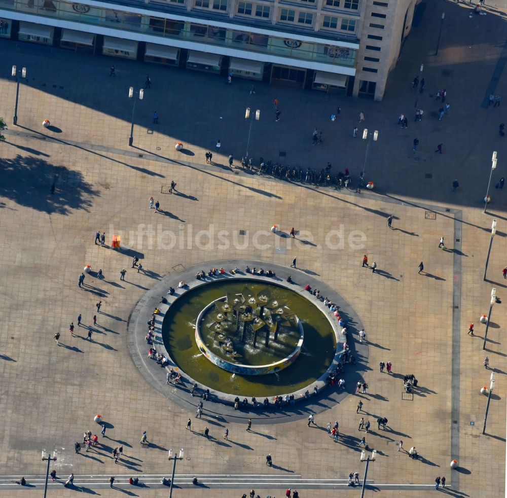 Berlin aus der Vogelperspektive: Wasserspiele- Brunnen der Völkerfreundschaft auf dem Alexanderplatz in Berlin, Deutschland