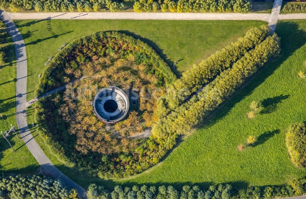 Luftaufnahme Bad Oeynhausen - Wasserspiele- Brunnen des Wasserkrater mit künstlichem Geysir und unterirdischen Anlagen des Aqua Magica Parks im Ortsteil Gohfeld in Bad Oeynhausen im Bundesland Nordrhein-Westfalen, Deutschland