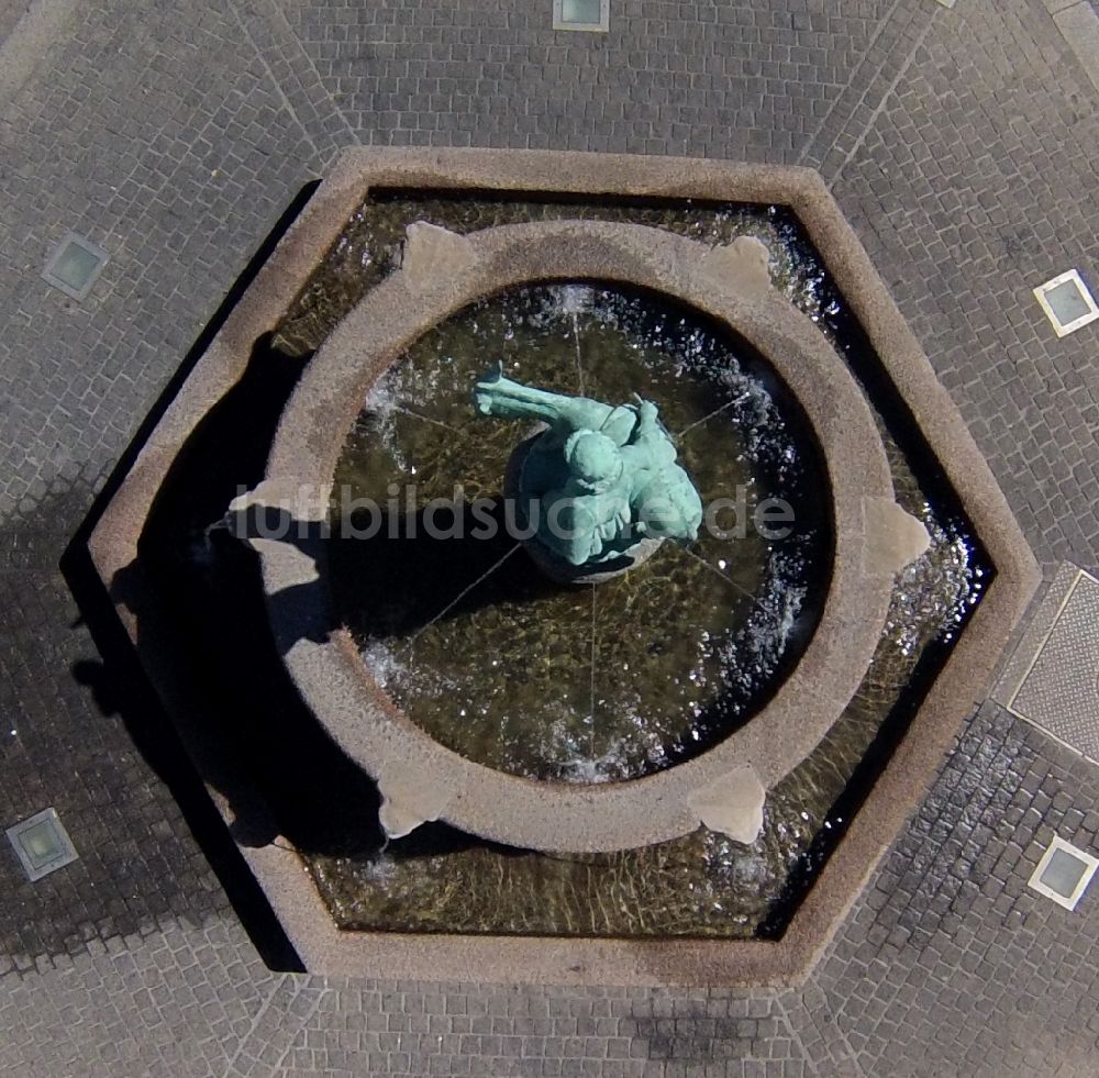 Halle / Saale von oben - Wasserspiele Eselsbrunnen am Alten Markt in Halle (Saale) in Sachsen-Anhalt