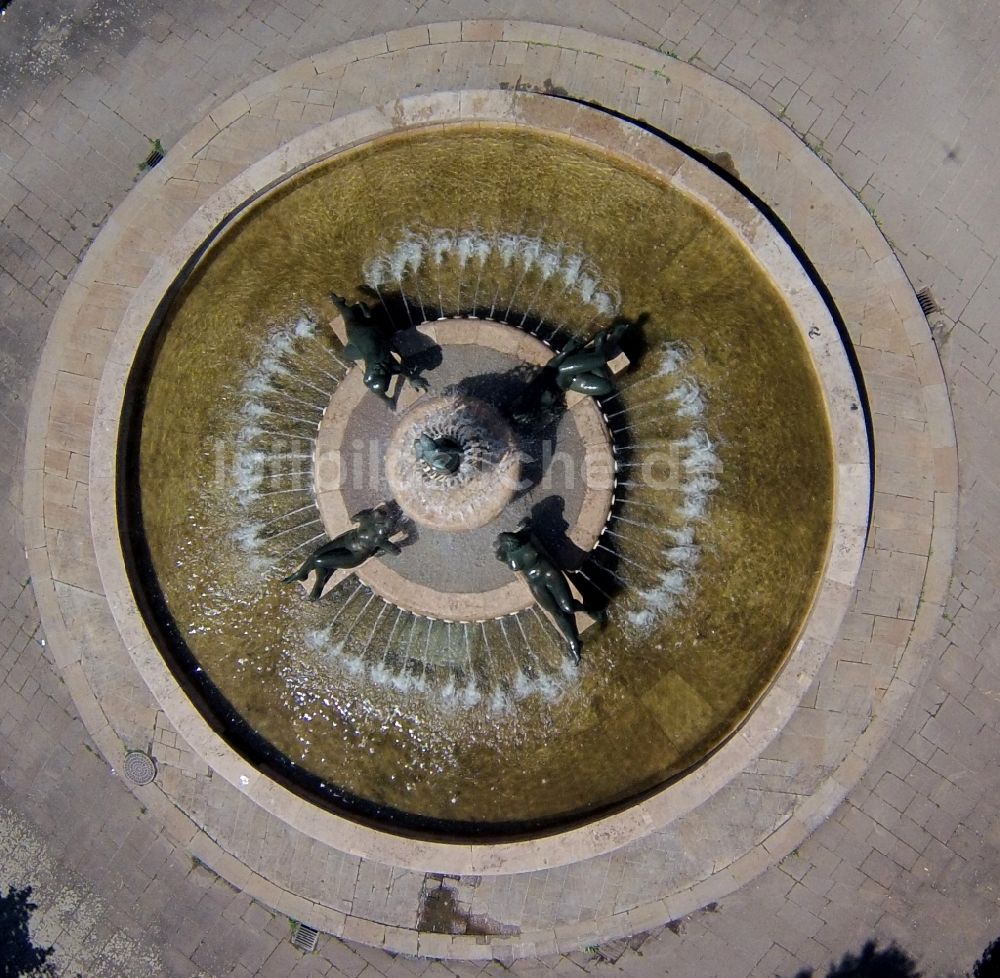 Halle / Saale aus der Vogelperspektive: Wasserspiele Frauenbrunnen mit Bronze- Plastiken in Frauengestalt an einem Brunnen im Stadtteil Neustadt in Halle (Saale) in Sachsen-Anhalt