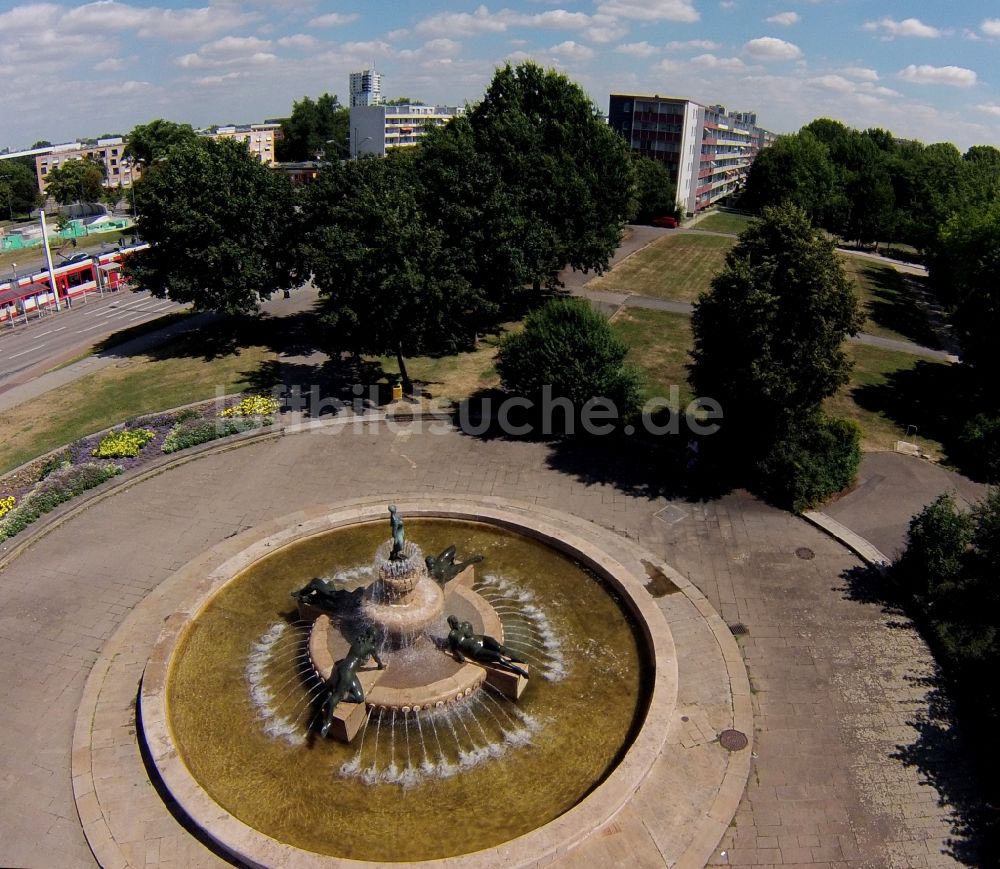 Luftaufnahme Halle / Saale - Wasserspiele Frauenbrunnen mit Bronze- Plastiken in Frauengestalt an einem Brunnen im Stadtteil Neustadt in Halle (Saale) in Sachsen-Anhalt