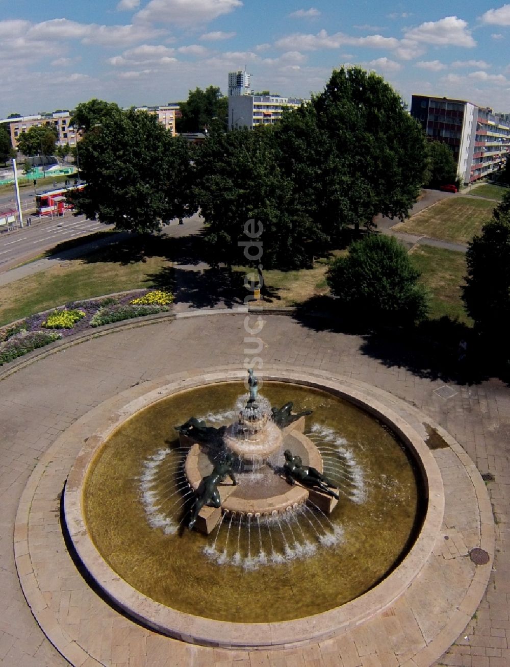 Halle / Saale von oben - Wasserspiele Frauenbrunnen mit Bronze- Plastiken in Frauengestalt an einem Brunnen im Stadtteil Neustadt in Halle (Saale) in Sachsen-Anhalt