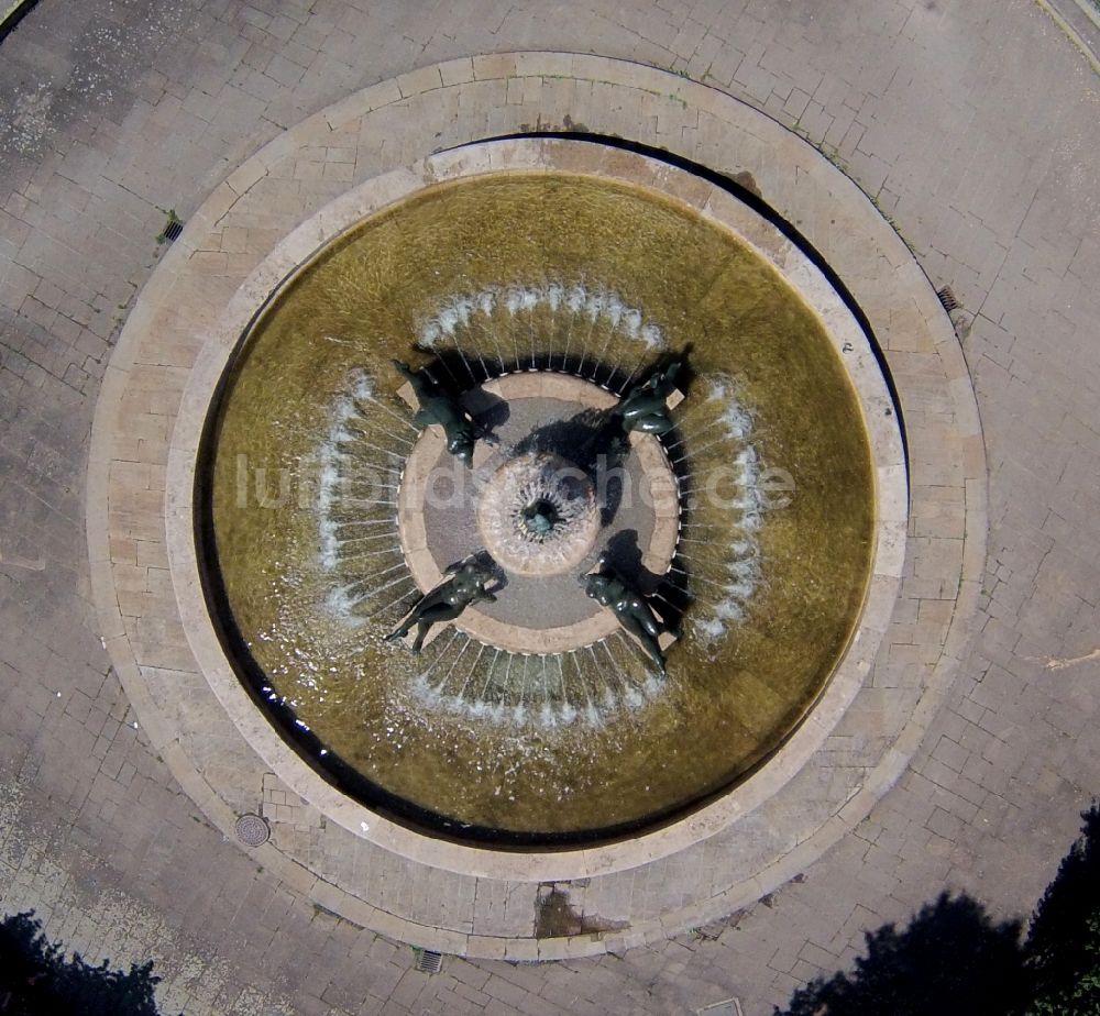 Halle / Saale aus der Vogelperspektive: Wasserspiele Frauenbrunnen mit Bronze- Plastiken in Frauengestalt an einem Brunnen im Stadtteil Neustadt in Halle (Saale) in Sachsen-Anhalt