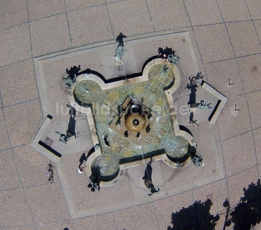 Halle / Saale von oben - Wasserspiele Göbelbrunnen mit Bronze- Plastik in Halle (Saale) in Sachsen-Anhalt