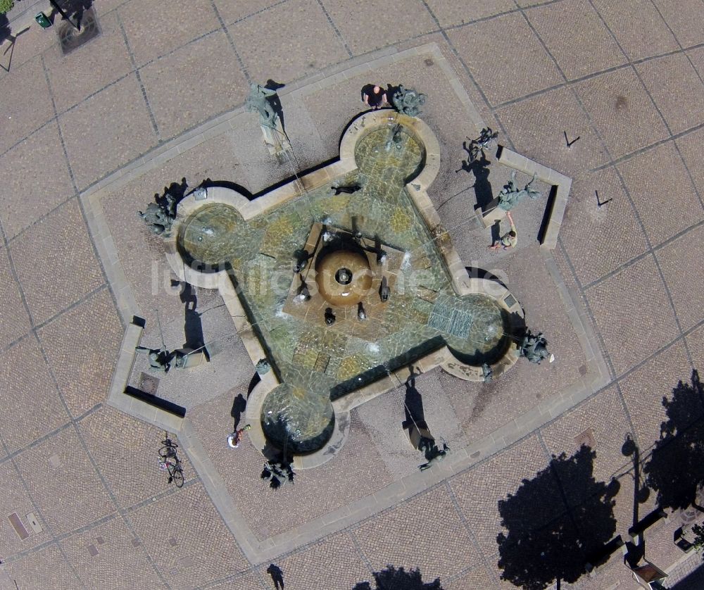 Luftbild Halle / Saale - Wasserspiele Göbelbrunnen mit Bronze- Plastik in Halle (Saale) in Sachsen-Anhalt