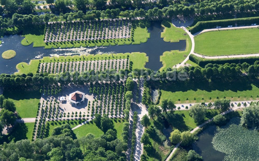 Luftaufnahme Schwerin - Wasserspiele und Parklandschaft im Schlosspark von Schwerin im Bundesland Mecklenburg-Vorpommern