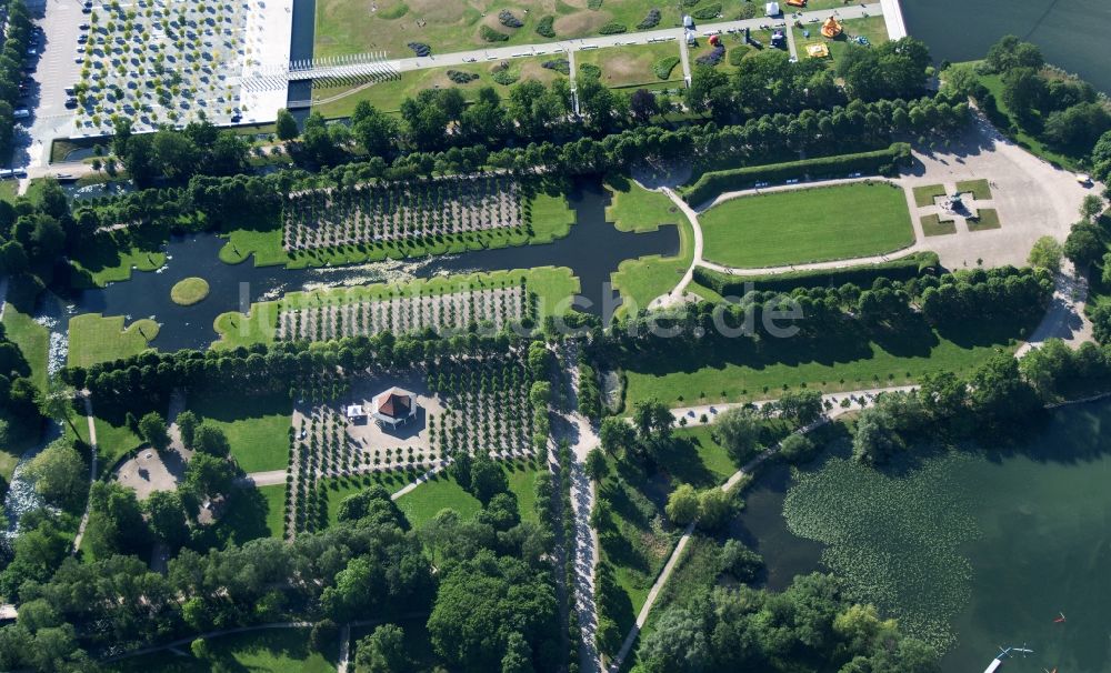 Schwerin von oben - Wasserspiele und Parklandschaft im Schlosspark von Schwerin im Bundesland Mecklenburg-Vorpommern