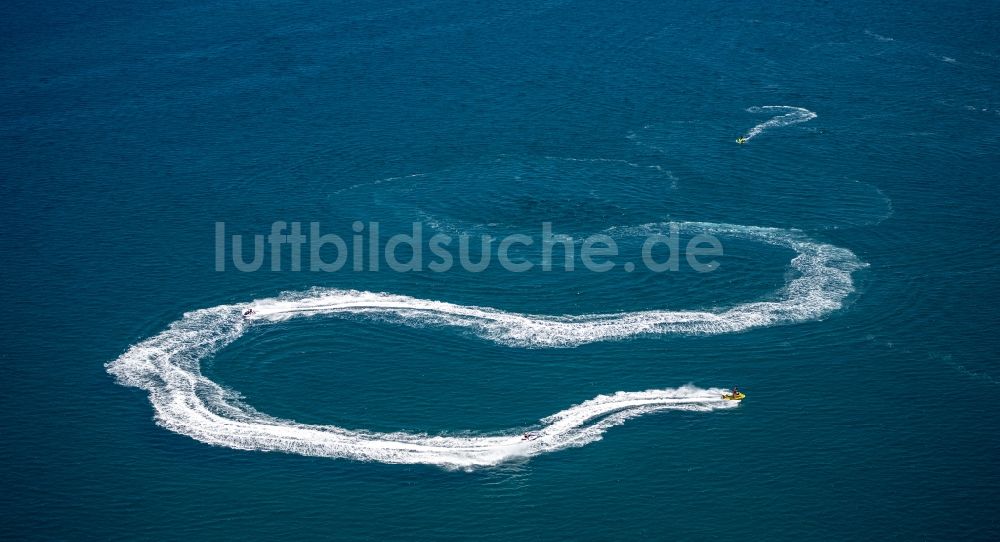 Luftbild Agde - Wassersport- Kurven- und Kreisfahrten vor der Küste in Agde in Frankreich