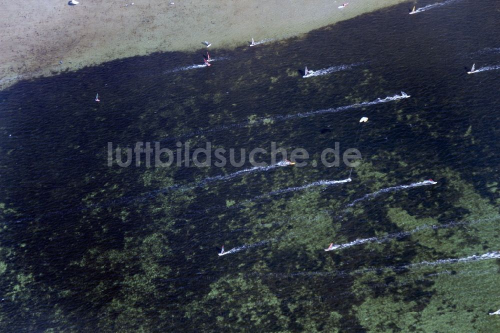 Luftaufnahme Lemkenhafen - Wassersport in der Ostsee an der Küste vor der Insel Fehmarn in Schleswig-Holstein