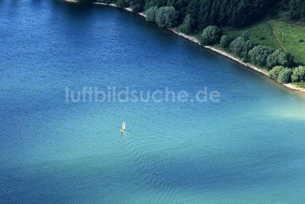 Luftbild Wechmar - Wassersportler - Surfer auf dem Stausee der Talsperre bei Wechmar in Thüringen