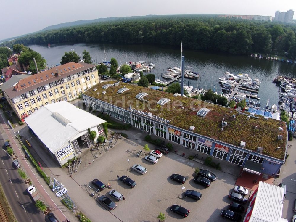 Berlin von oben - Wassersportzentrum am Uferbereich der Müggelspree in Berlin