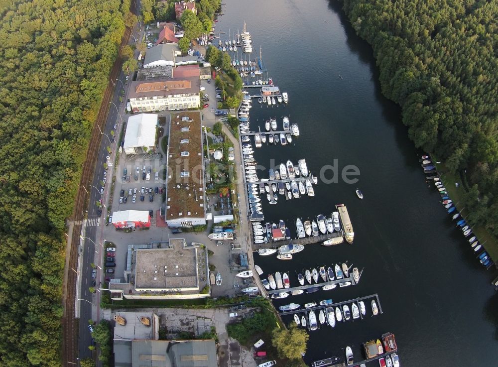 Luftbild Berlin - Wassersportzentrum am Uferbereich der Müggelspree in Berlin