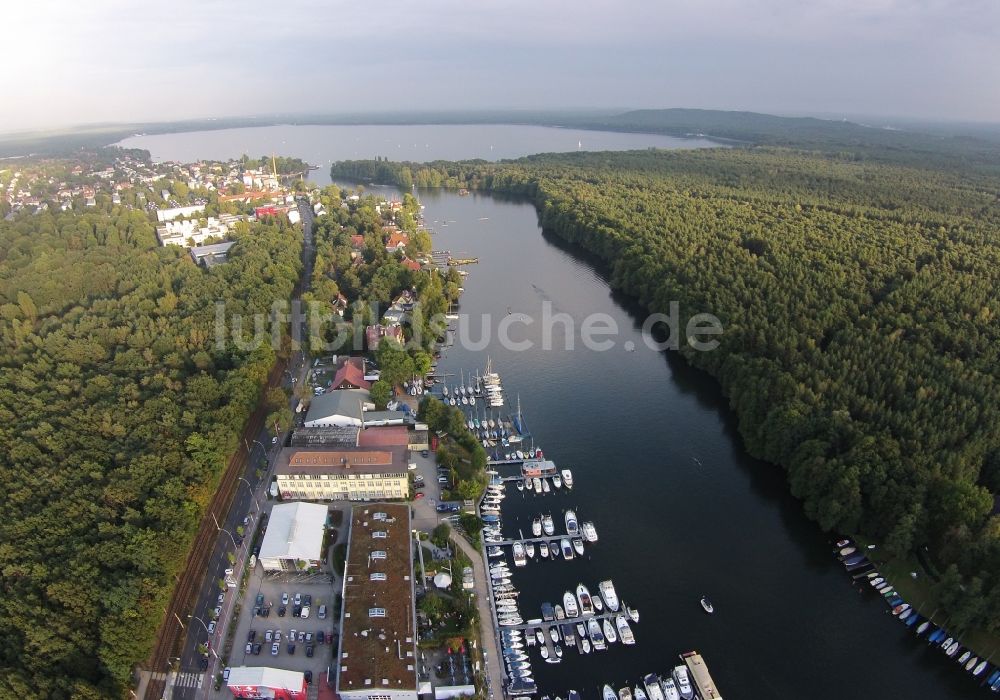 Luftaufnahme Berlin - Wassersportzentrum am Uferbereich der Müggelspree in Berlin