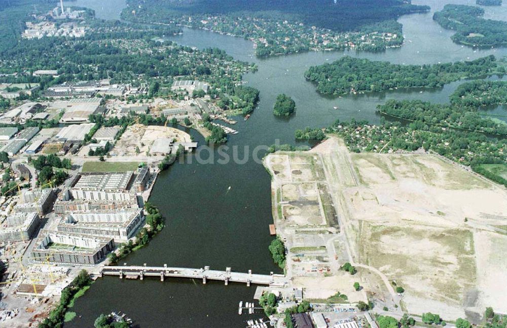 Berlin-Spandau aus der Vogelperspektive: Wasserstadt Oberthavel und Abrißgelände des ehem. Öllagers an der Rhenaniastraße in Spandau