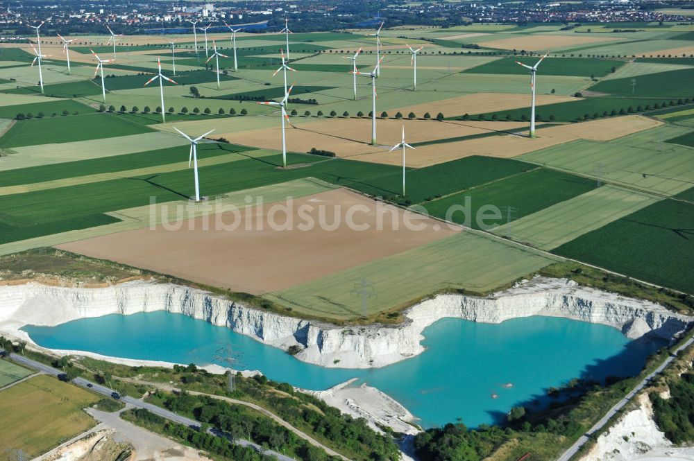 Söhlde aus der Vogelperspektive: Wasserstand im Kalksandsteinwerk Söhlde vor dem Hintergrund eines Windradfeldes