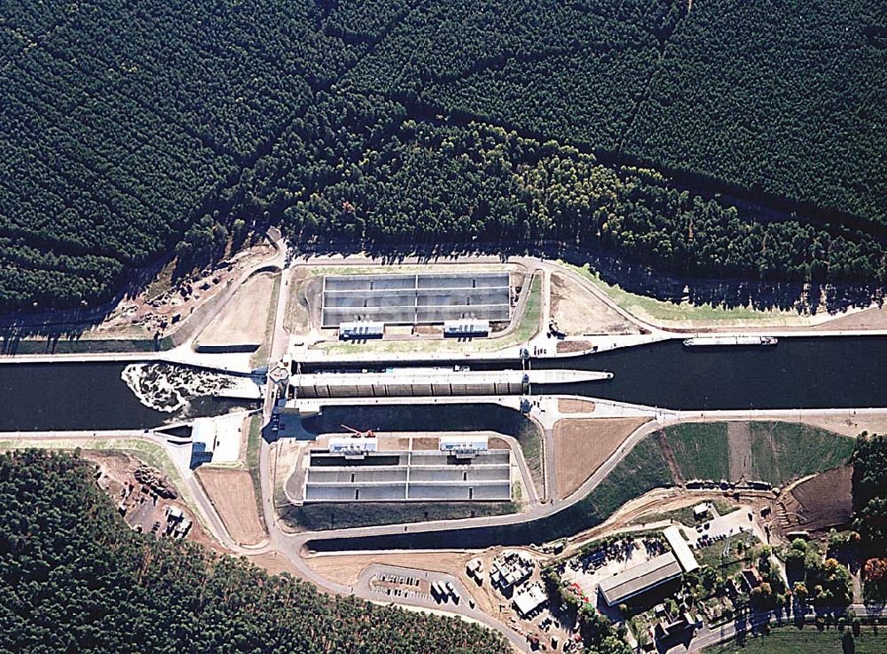 Luftaufnahme Hohenwarthe / Sachsen Anhalt - 14.10.2003 Wasserstraßenkreuz Magdeburg Blick auf die Doppelschleuse Hohenwarthe Foto: Grahn