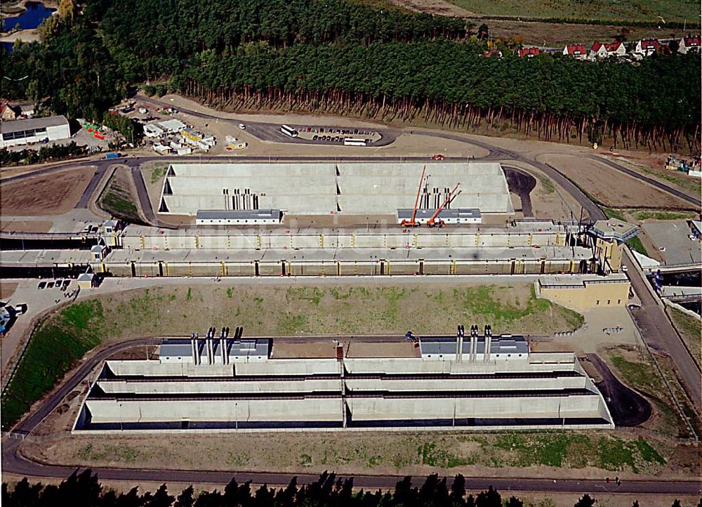  Hohenwarthe / Sachsen Anhalt von oben - 14.10.2003 Wasserstraßenkreuz Magdeburg Blick auf die Doppelschleuse Hohenwarthe Foto: Grahn