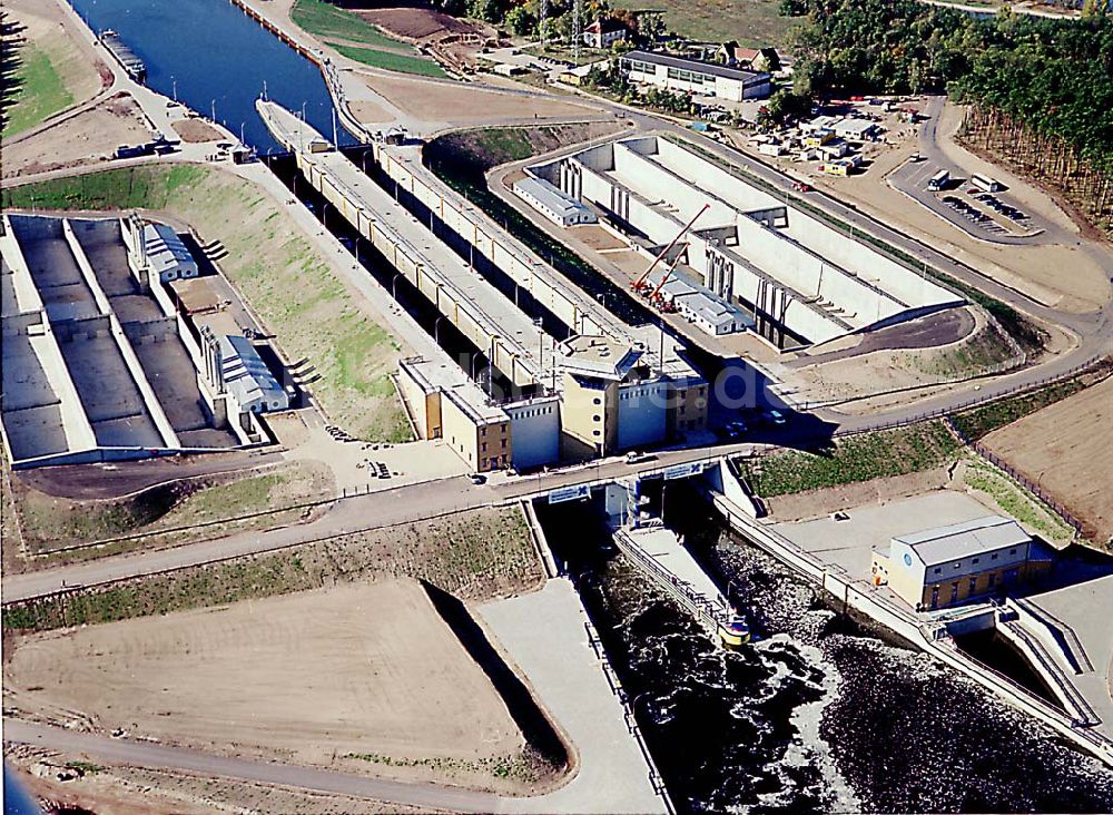  Hohenwarthe / Sachsen Anhalt aus der Vogelperspektive: 14.10.2003 Wasserstraßenkreuz Magdeburg Blick auf die Doppelschleuse Hohenwarthe Foto: Grahn