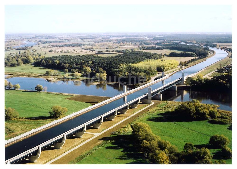 Hohenwarthe / Sachsen Anhalt aus der Vogelperspektive: Wasserstraßenkreuz Magdeburg Blick auf die Kanalbrücke über die Elbe Das Wasserstraßen-Neubauamt Magdeburg Kleiner Werder 5c D-39114 Magdeburg Tel