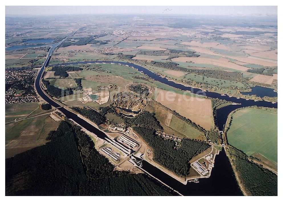 Hohenwarthe / Sachsen Anhalt aus der Vogelperspektive: Wasserstraßenkreuz Magdeburg Blick auf die neue Kanalbrücke über die Elbe und die Doppelschleuse Hohenwarthe Foto: Grahn