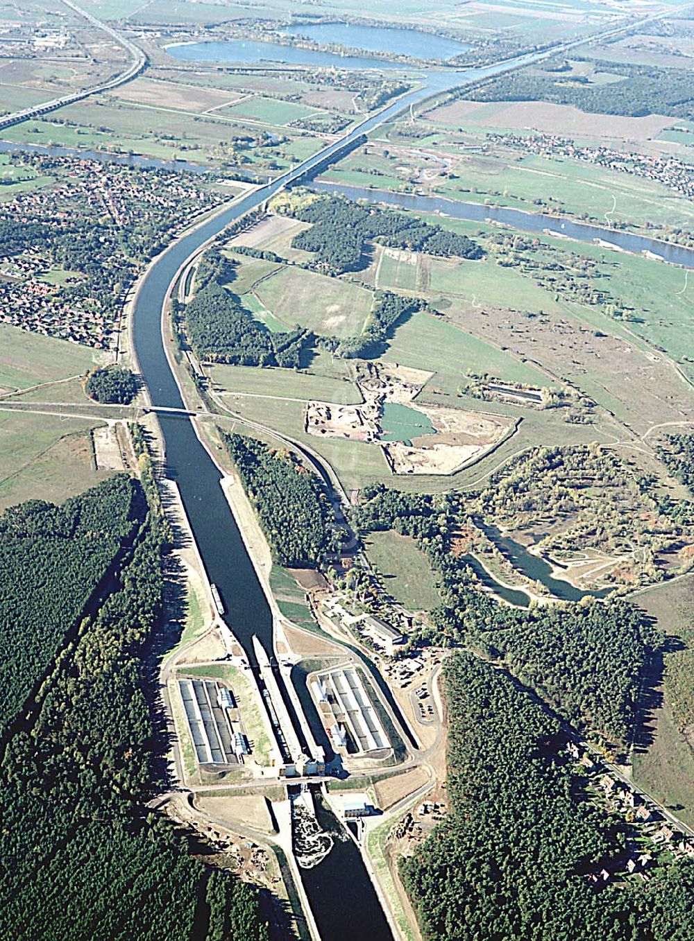 Luftbild Hohenwarthe / Sachsen Anhalt - Wasserstraßenkreuz Magdeburg Blick auf die neue Kanalbrücke über die Elbe und die Doppelschleuse Hohenwarthe Foto: Grahn