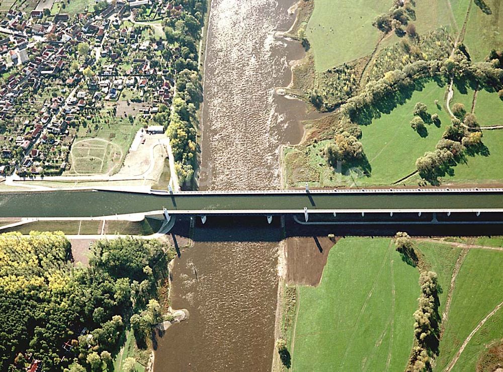 Hohenwarthe / Sachsen Anhalt von oben - 14.10.2003 Wasserstraßenkreuz Magdeburg Blick auf die neue Kanalbrücke über die Elbe Foto: Grahn