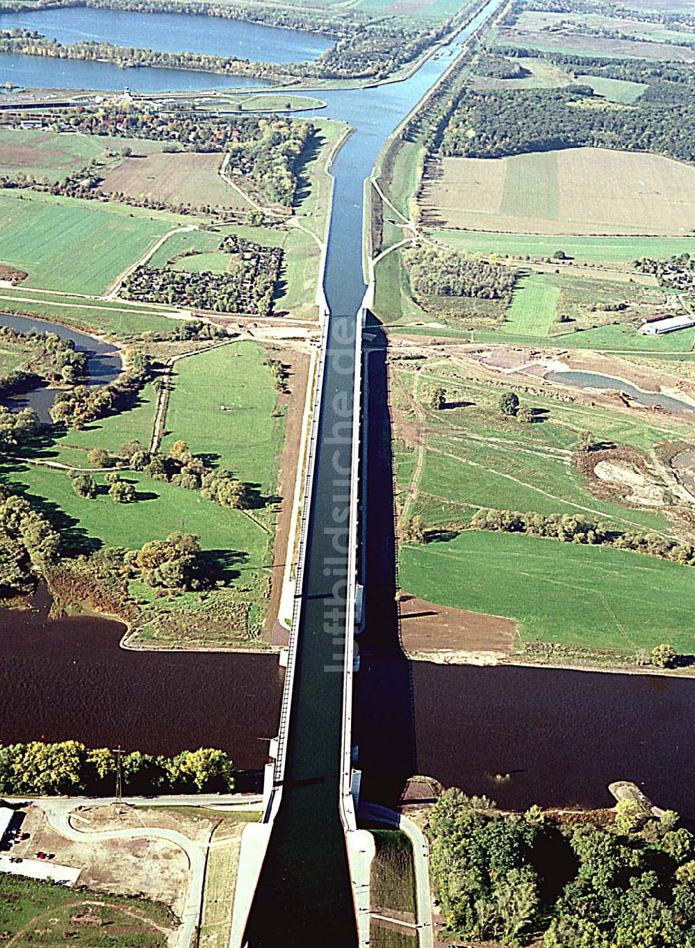 Luftaufnahme Hohenwarthe / Sachsen Anhalt - 14.10.2003 Wasserstraßenkreuz Magdeburg Blick auf die neue Kanalbrücke über die Elbe Foto: Grahn