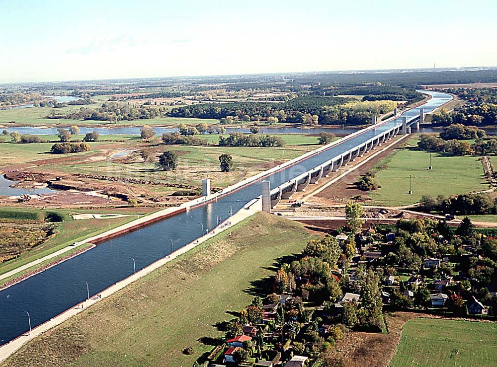 Hohenwarthe / Sachsen Anhalt aus der Vogelperspektive: 14.10.2003 Wasserstraßenkreuz Magdeburg Blick auf die neue Kanalbrücke über die Elbe Foto: Grahn