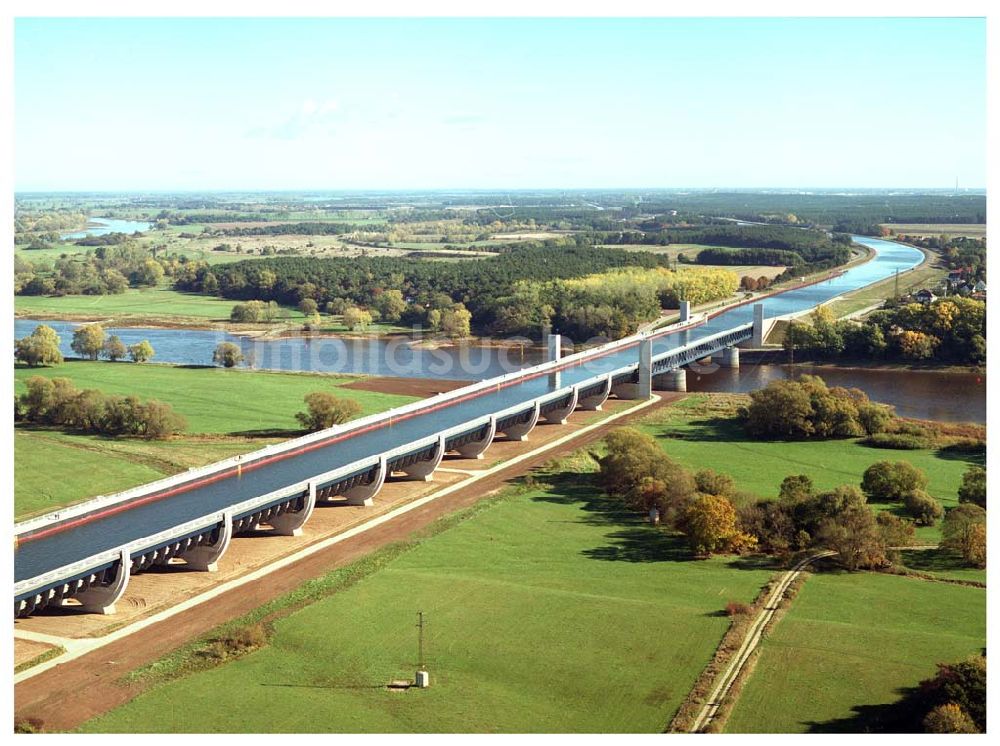 Luftaufnahme Hohenwarthe / Sachsen Anhalt - 14.10.2003 Wasserstraßenkreuz Magdeburg Blick auf die neue Kanalbrücke über die Elbe Foto: Grahn