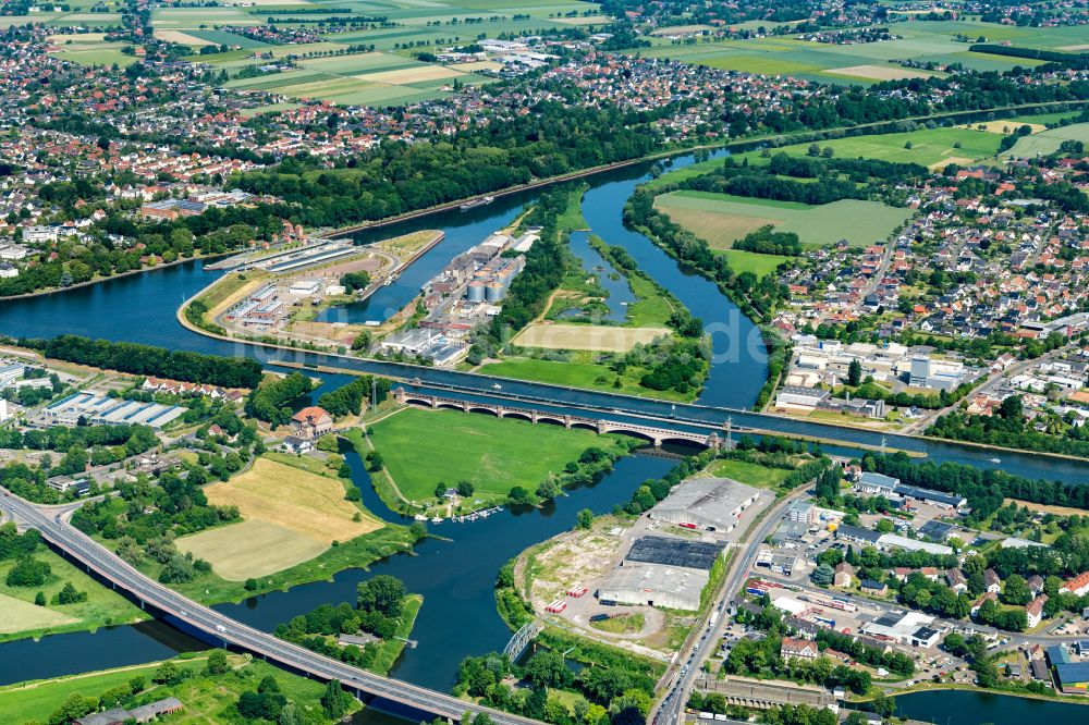 Minden von oben - Wasserstraßenkreuzung der Weser mit dem Mittellandkanal in Minden im Bundesland Nordrhein-Westfalen