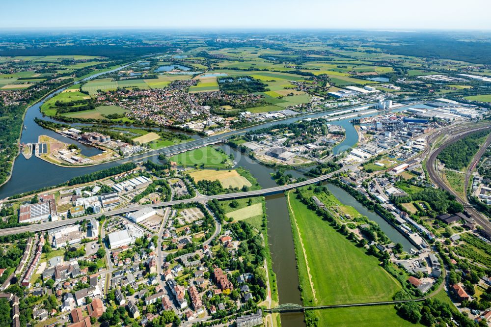 Minden aus der Vogelperspektive: Wasserstraßenkreuzung der Weser mit dem Mittellandkanal in Minden im Bundesland Nordrhein-Westfalen