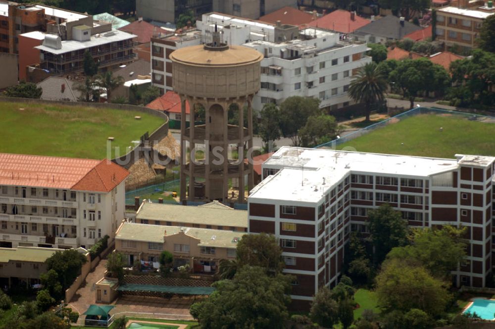 Johannesburg von oben - Wasserturm und Aussichtspunkt am höchsten Punkt im Außenbezirk Highlands von Johannesburg