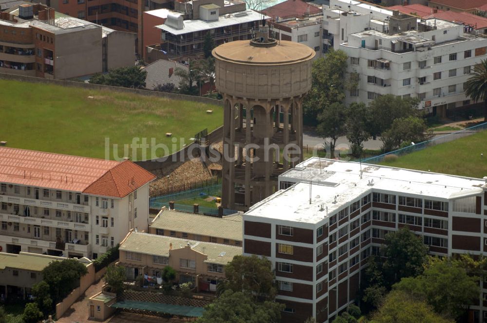 Luftbild Johannesburg - Wasserturm und Aussichtspunkt am höchsten Punkt im Außenbezirk Highlands von Johannesburg