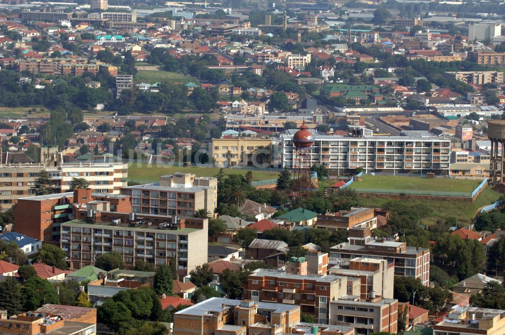 Luftaufnahme Johannesburg - Wasserturm und Aussichtspunkt am höchsten Punkt im Außenbezirk Highlands von Johannesburg