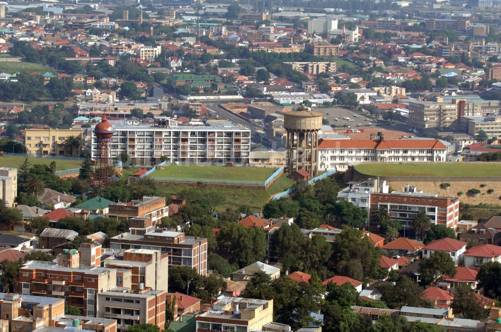 Johannesburg von oben - Wasserturm und Aussichtspunkt am höchsten Punkt im Außenbezirk Highlands von Johannesburg