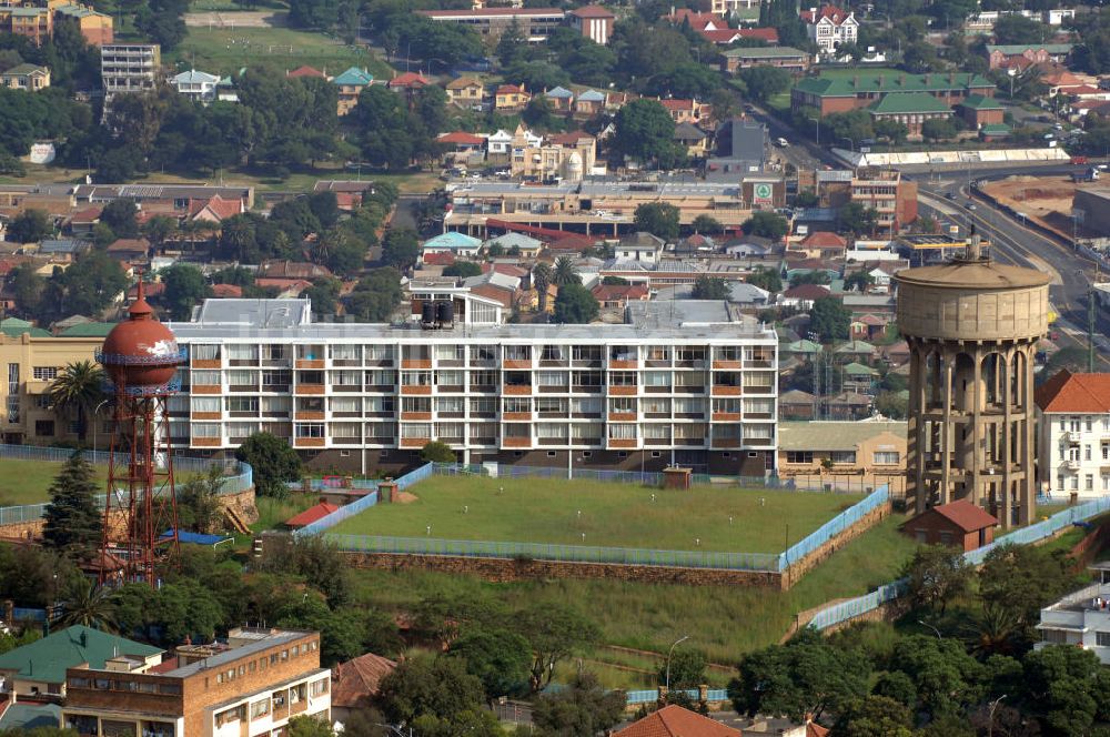 Johannesburg aus der Vogelperspektive: Wasserturm und Aussichtspunkt am höchsten Punkt im Außenbezirk Highlands von Johannesburg