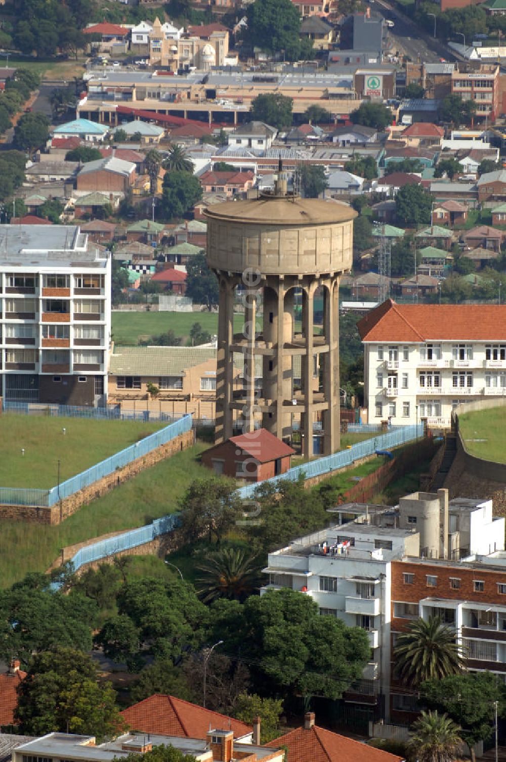 Luftbild Johannesburg - Wasserturm und Aussichtspunkt am höchsten Punkt im Außenbezirk Highlands von Johannesburg