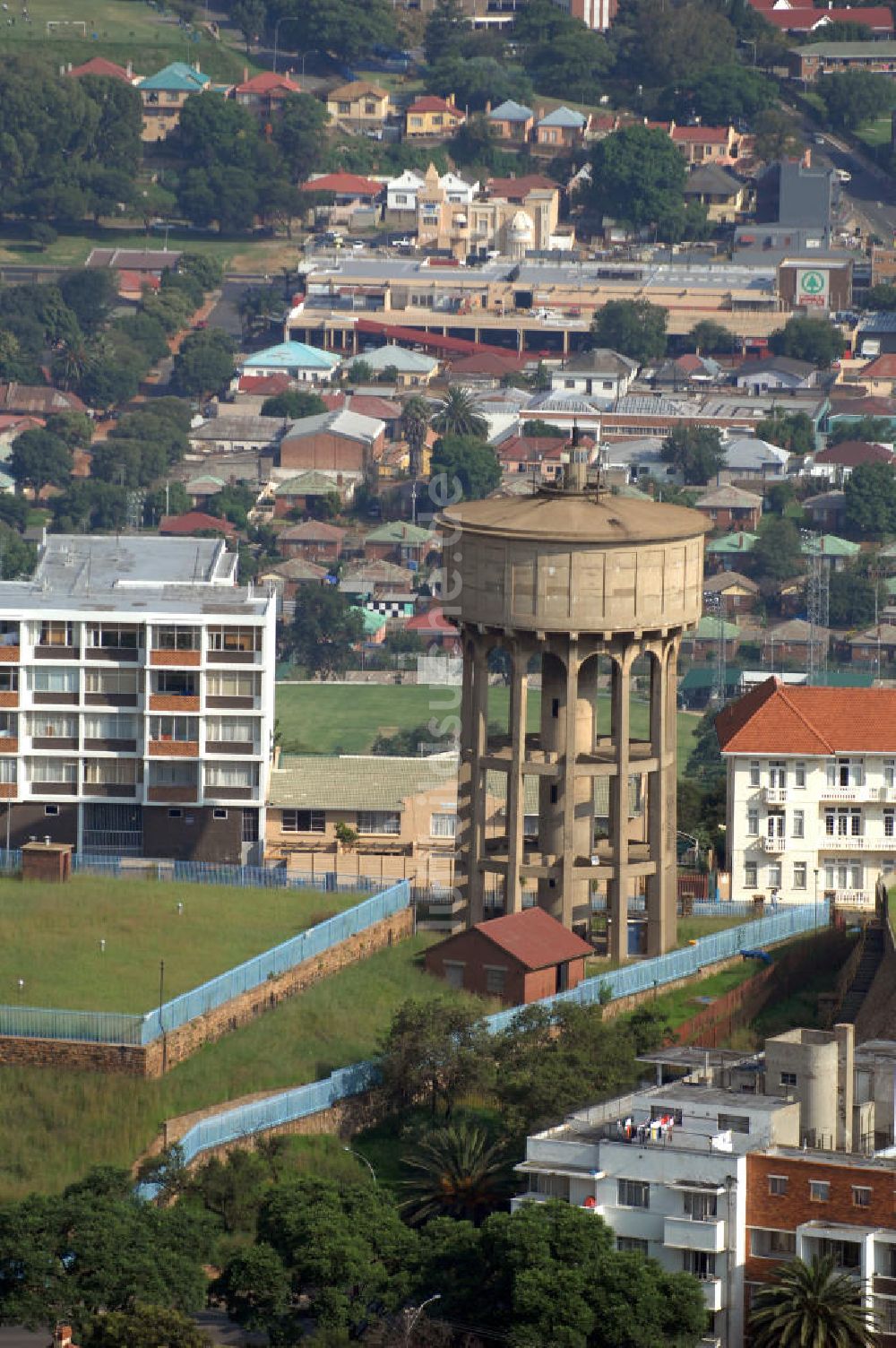 Luftaufnahme Johannesburg - Wasserturm und Aussichtspunkt am höchsten Punkt im Außenbezirk Highlands von Johannesburg