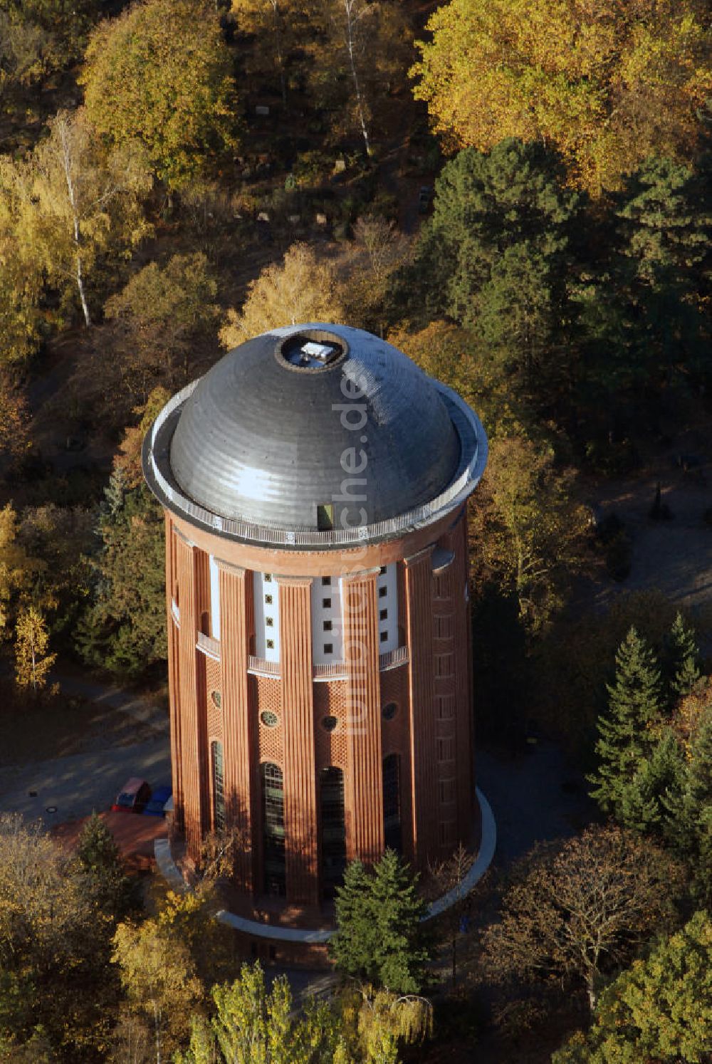 Luftbild Berlin - Wasserturm auf dem Friedhof Steglitz in Berlin