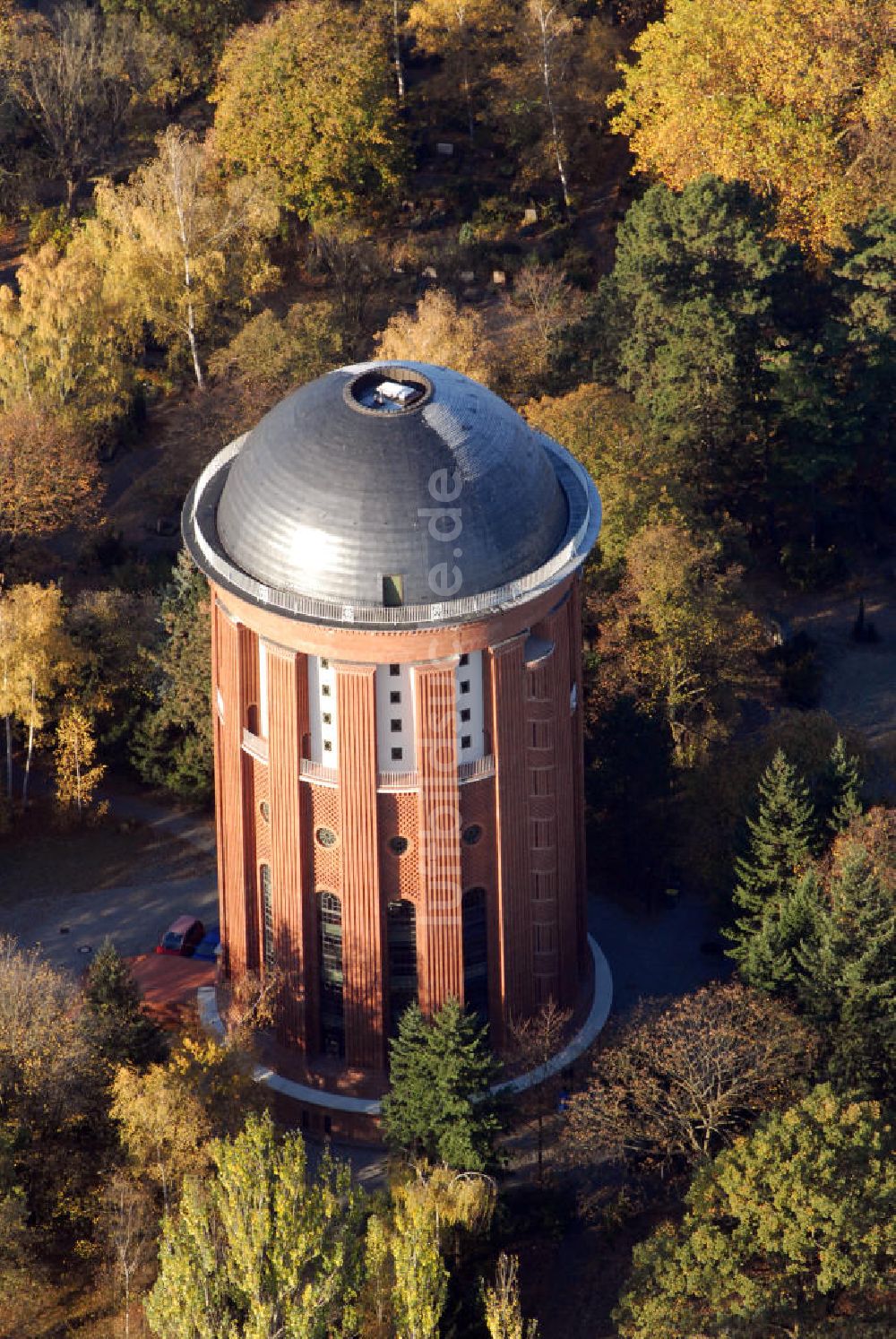 Luftaufnahme Berlin - Wasserturm auf dem Friedhof Steglitz in Berlin