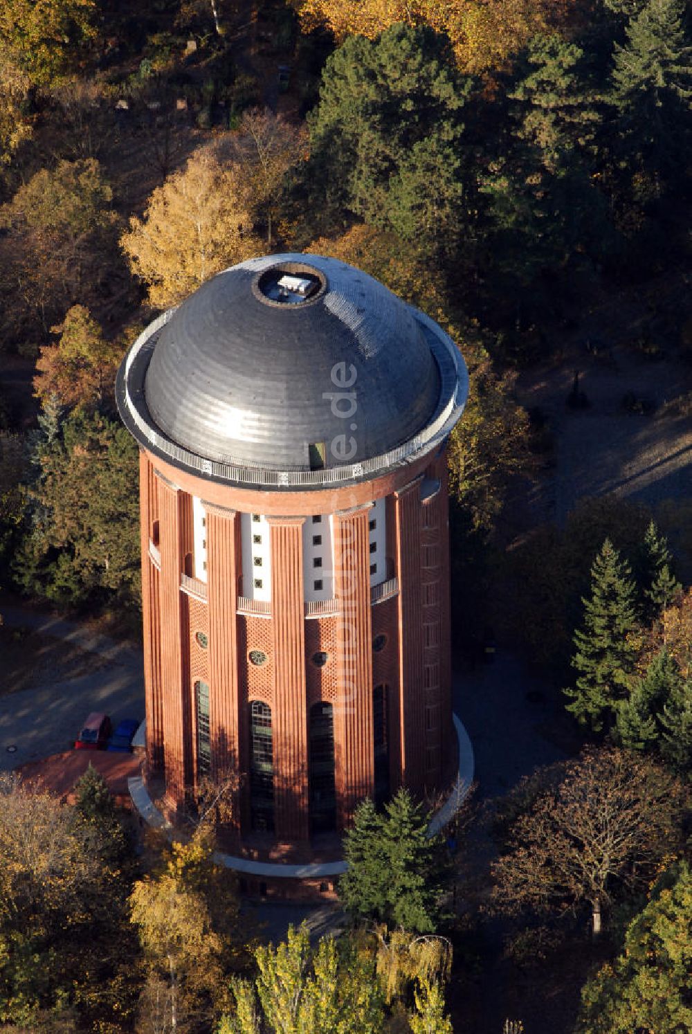 Berlin von oben - Wasserturm auf dem Friedhof Steglitz in Berlin