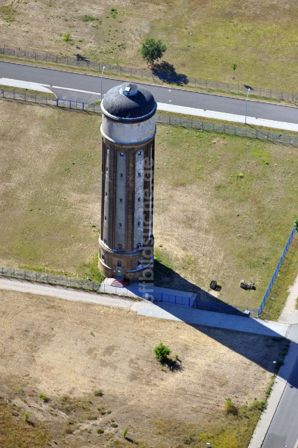 Luftaufnahme Wolfen - Wasserturm auf dem Gelände der ehemaligen Filmfabrik Wolfen im Bundesland Sachen-Anhalt