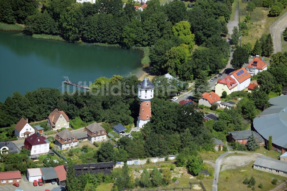 Neustrelitz aus der Vogelperspektive: Wasserturm am Glambecker See in Neustrelitz im Bundesland Mecklenburg-Vorpommern