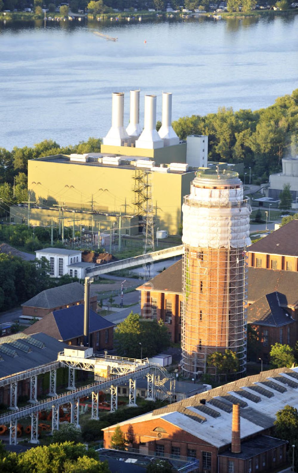 Luftaufnahme Brandenburg an der Havel / Ortsteil Kirchmöser - Wasserturm und Kraftwerk im Ortsteil Kirchmöser der Stadt Brandenburg an der Havel, Brandenburg