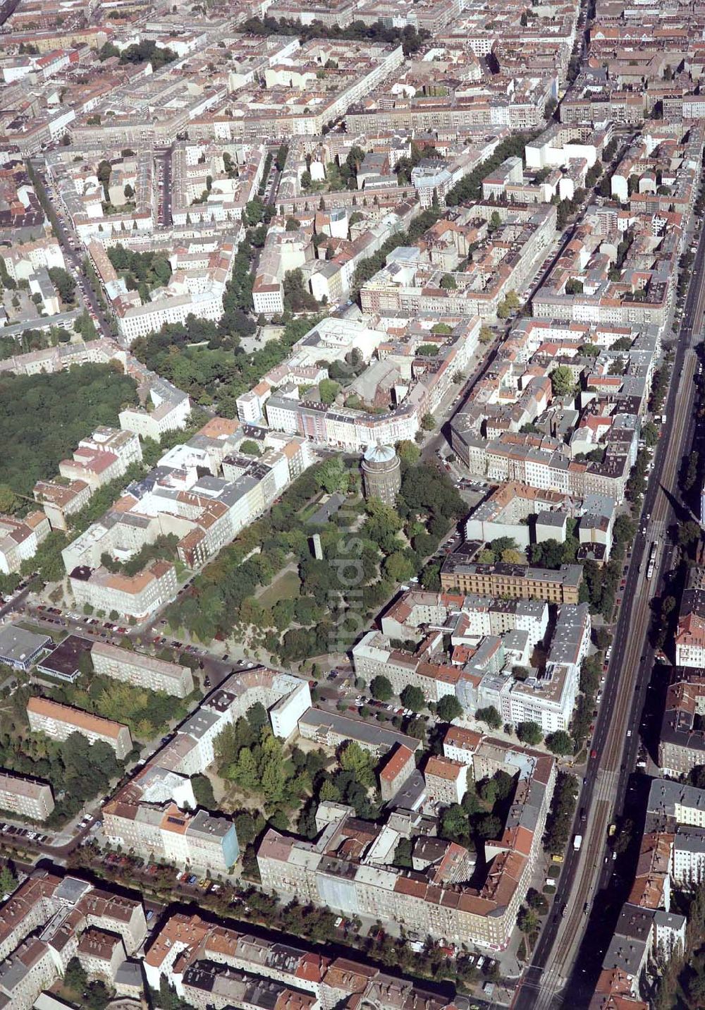 Luftbild Berlin-Prenzlauer Berg - Wasserturm am Prenzlauer Berg 25.09.1997