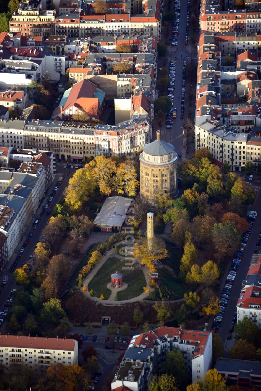 Luftaufnahme Berlin - Wasserturm Prenzlauer Berg und umliegende Wohngebiete an der Knaackstraße in Berlin - Prenzlauer Berg